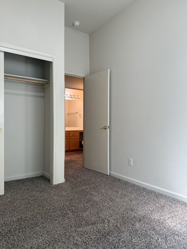 Building Photo - Available Now! Spacious home located in North Merced