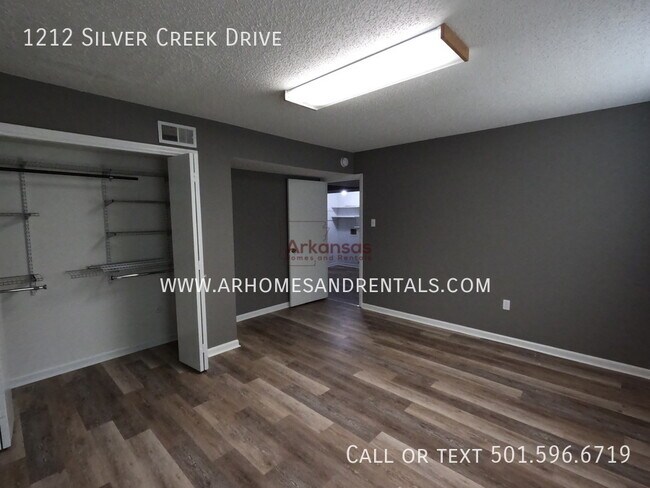 Building Photo - 1212 Silver Creek Dr