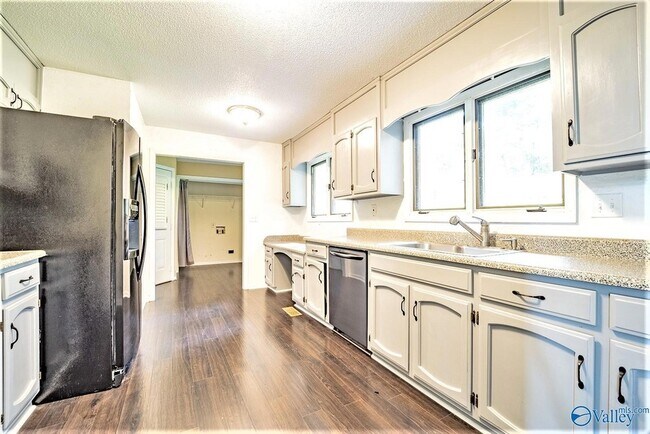 Building Photo - 710 Crestview Dr