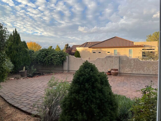 Building Photo - FULLY FURNISHED LUXURY HOME ON GOLF COURSE