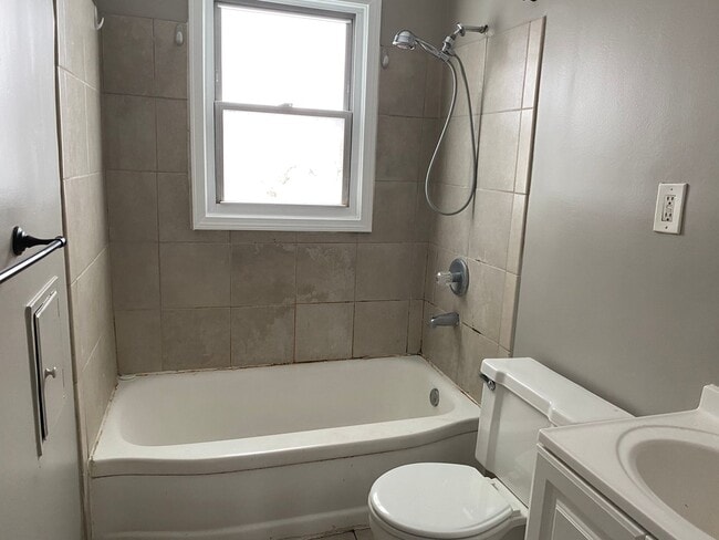 Building Photo - 3  Bedroom Home In Roseville