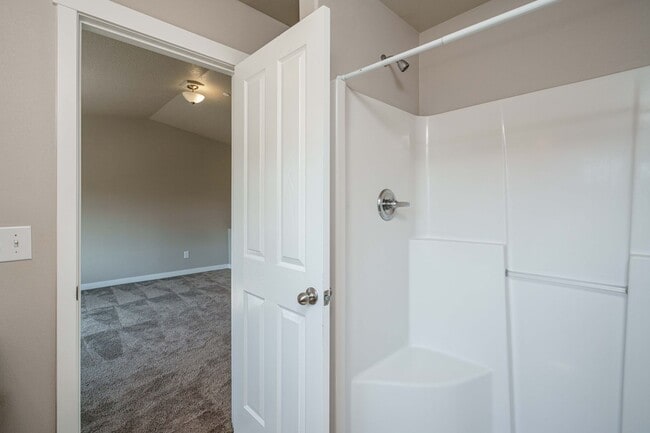 Building Photo - Easy I-205 Access - 3 Bedroom 2.5 Bath Townhouse