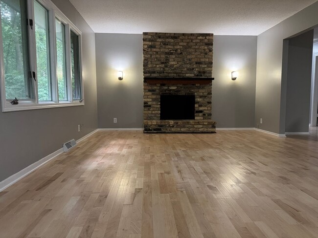 Building Photo - Stunning 3 Bedroom 2 Bathroom Home in Burn...