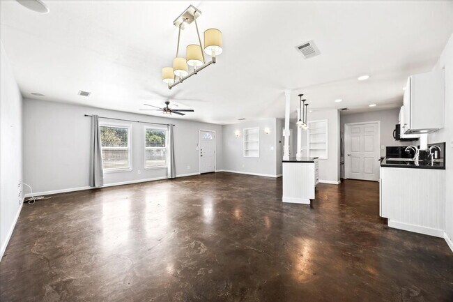 Building Photo - Beautiful 2 Bedroom, 2 Bath Home in Guard-...