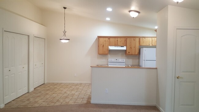 Building Photo - 925 S Meadow Ct