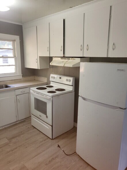 Building Photo - 635 W 21st St
