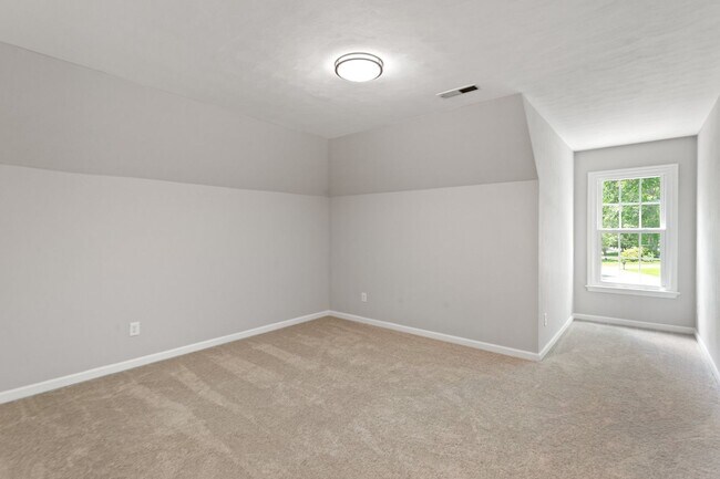 Building Photo - 5BR/3BA with Fresh Paint and New Carpet in...