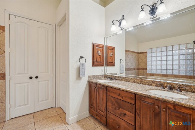Building Photo - 2622 Fairwood Dr