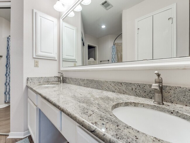 Building Photo - 39 N Lakeridge Cir