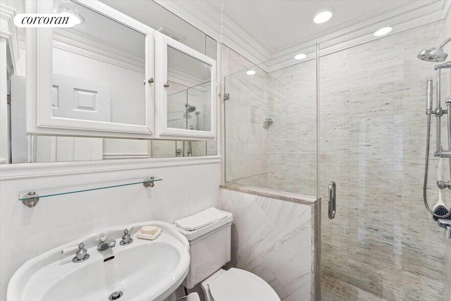 Building Photo - 414 Main St