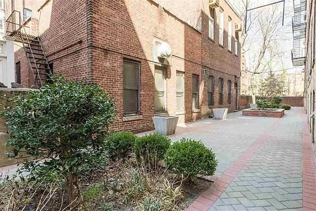 Building Photo - 1000 Hudson St