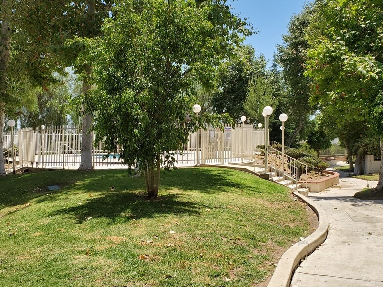 common area for dog walking - 12330 Osborne St