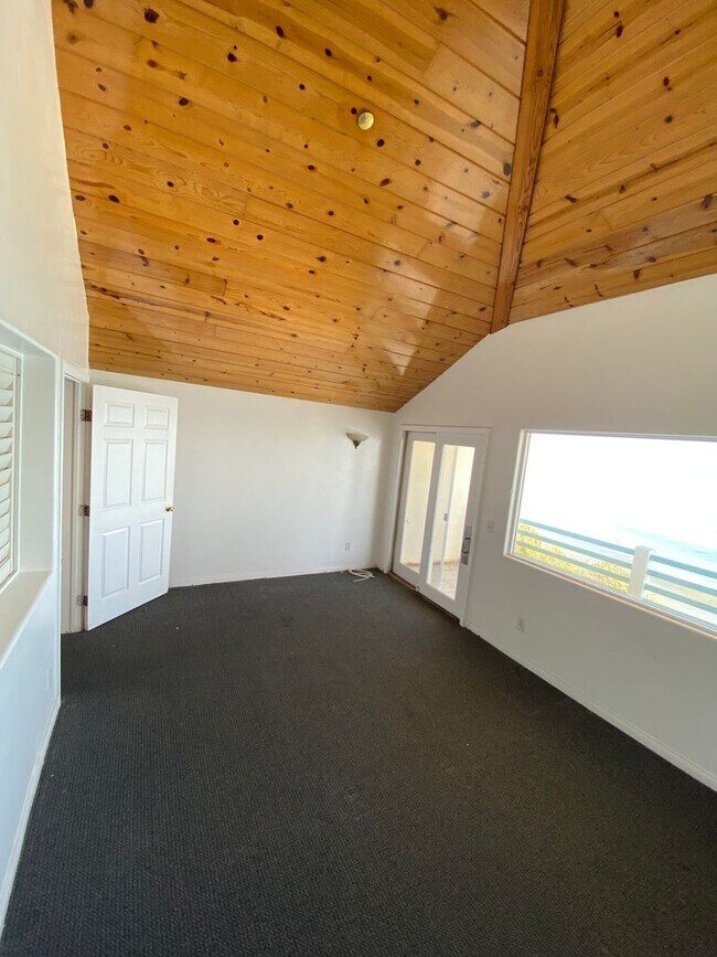 Building Photo - 6573 Del Playa Dr