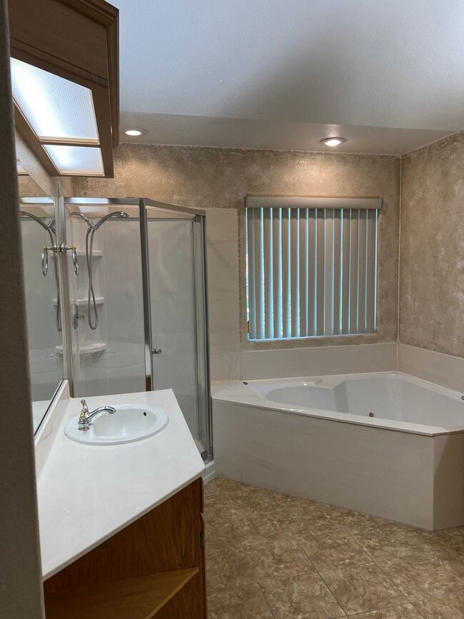 Building Photo - Beautiful 3-Bedroom, 2-Bath Single-Story Home