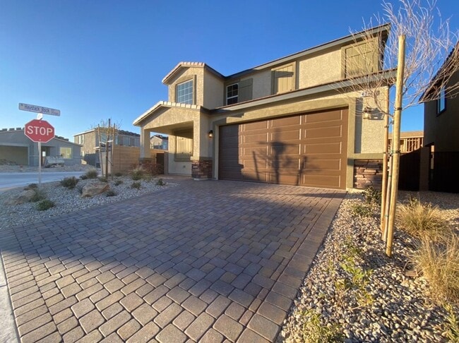 Building Photo - 4 BED 2.5 BATH 2 CAR GARAGE,  LARGE CORNER...