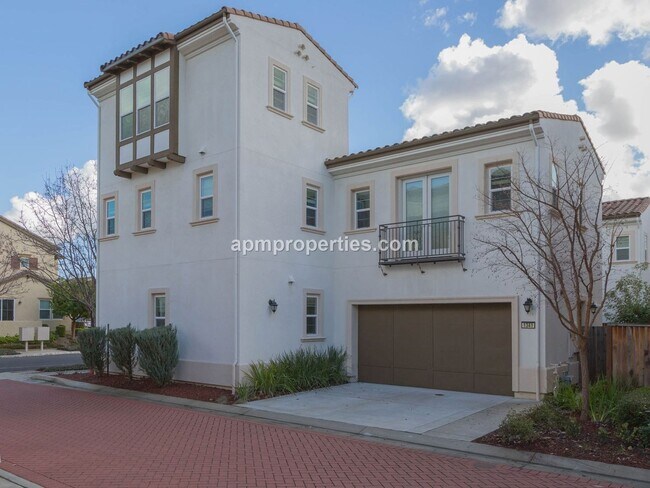 Building Photo - Desirable 4 Bedrooms + Bonus, 4.5 Baths, Gale Ranch in San Ramon!