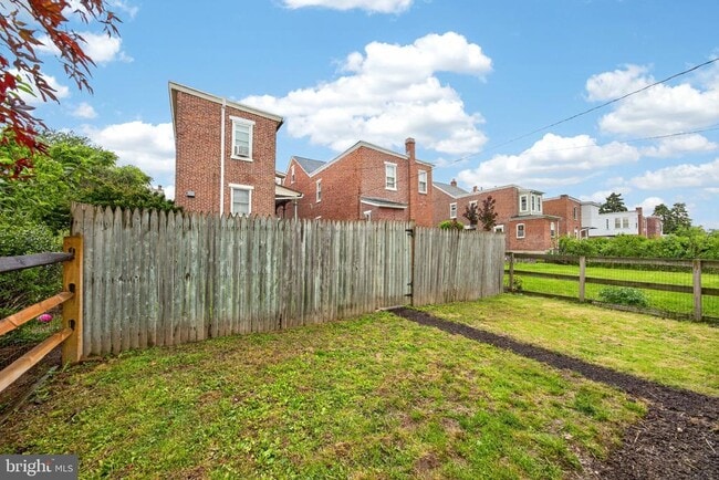 Building Photo - 24 E 5th St