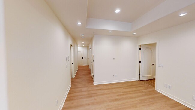 Building Photo - Spacious 4-bedroom 4.5 bath Home in a Gated Complex