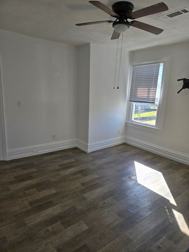 Building Photo - Single family home with covered front porch