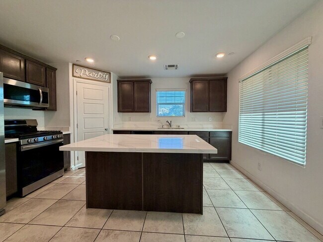Building Photo - 3 BED 2.5 BATH 2 CAR GARAGE TOWNHOUSE IN CADENCE HENDERSON WITH LOFT