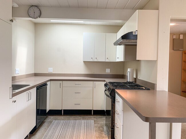 Building Photo - Custom Designed Modern 3 Bedroom Eicher in Palo Alto!