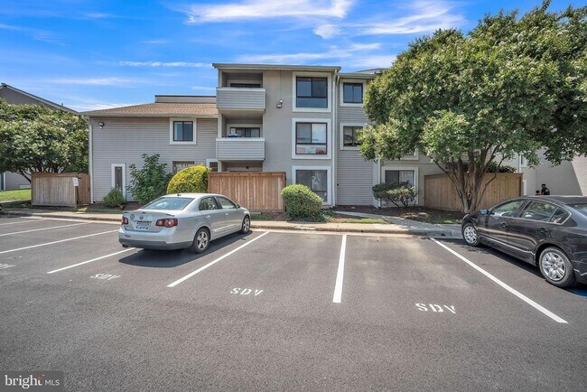 Building Photo - 5758 Village Green Dr