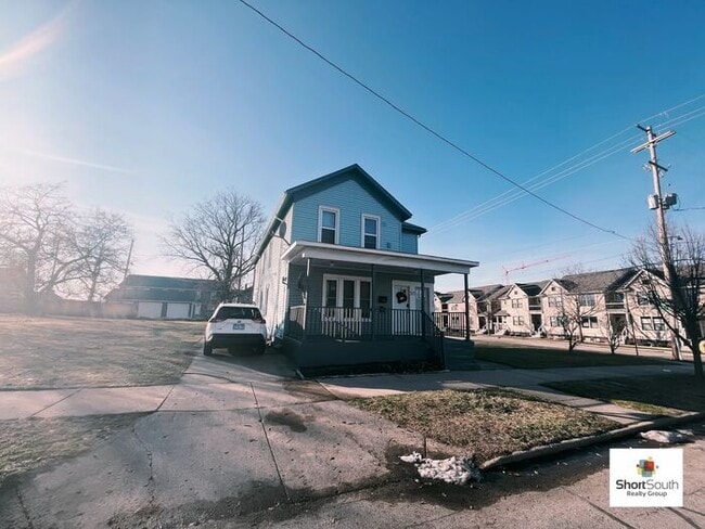 Building Photo - Updated 4 Bed 1 Bath Townhouse