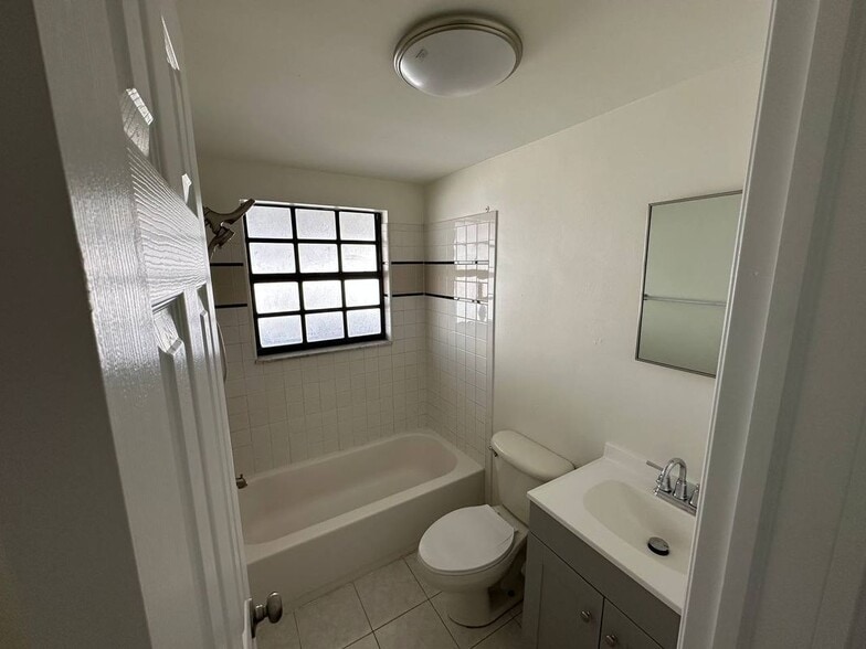 Building Photo - 445 90th Ave N