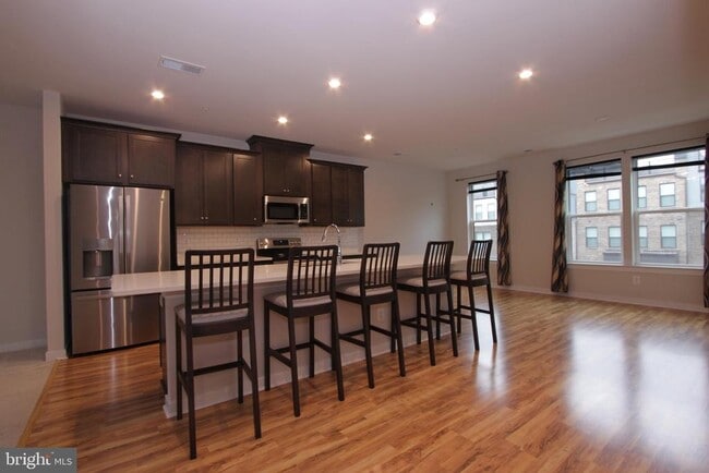 Building Photo - 43808 Middleway Ter