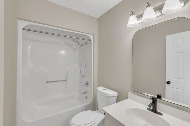 Building Photo - AVAILABLE NOW. 2 BD 1 1/2 BATH. CLOSE TO E...