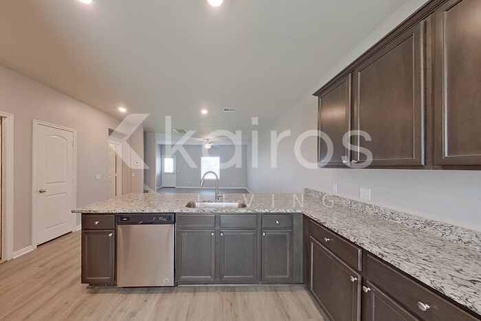 Building Photo - 721 St James Pl