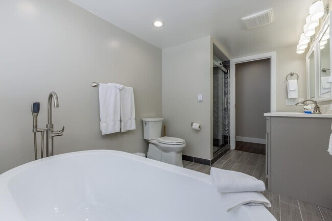 Building Photo - 290 Broken Lance Dr