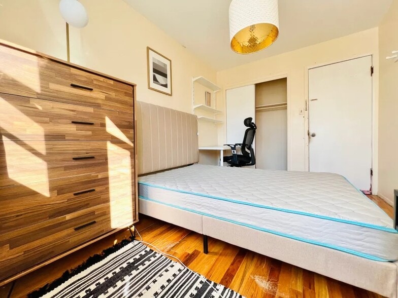 Building Photo - Furnished room/NOT APARTMENT