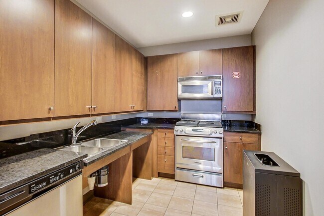 Building Photo - 420 E Waterside Dr