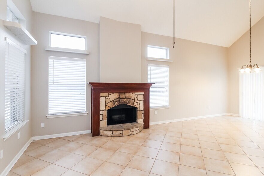 Building Photo - 8440 Auburn Dr