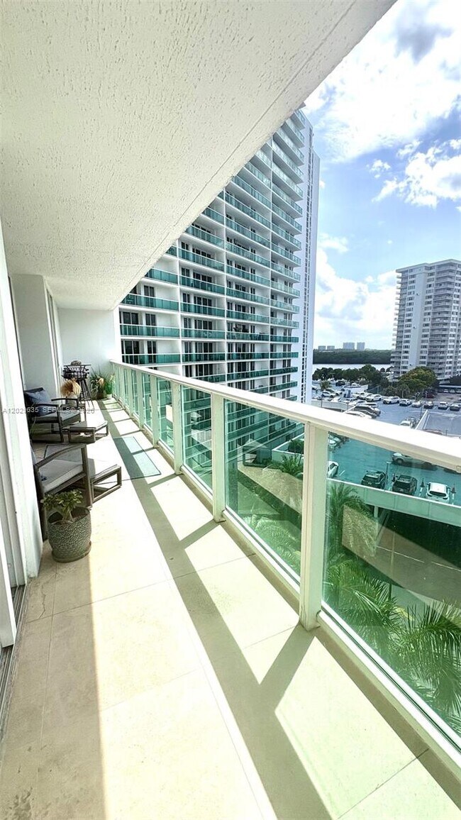Building Photo - 100 Bayview Dr