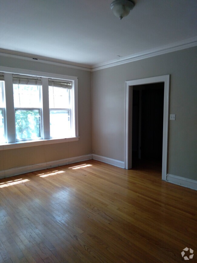 Building Photo - First Floor, Rarely Available, Spacious 1 ...