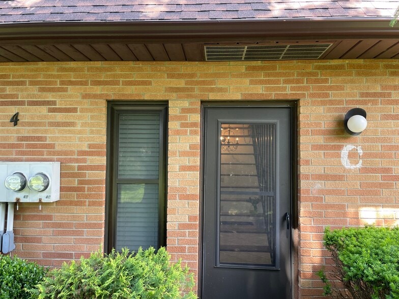 Private Entrance - 5266 Grafton Rd