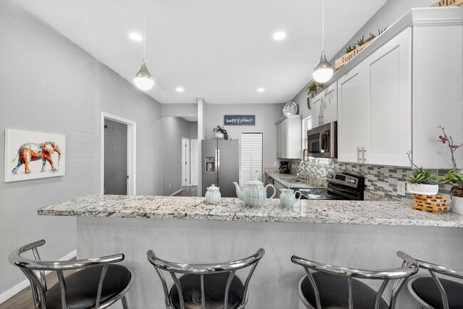 Building Photo - Updated Tampa Home – Prime Central Location 4 Beds - 2 Baths!