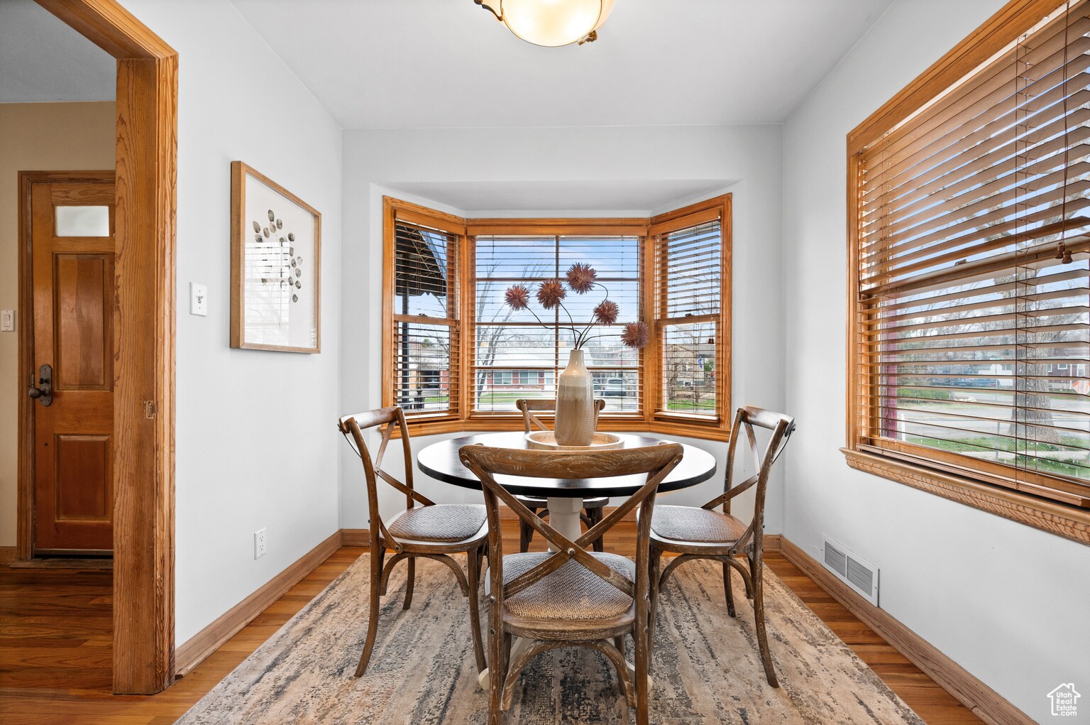Table Nook - 2792 S Imperial St