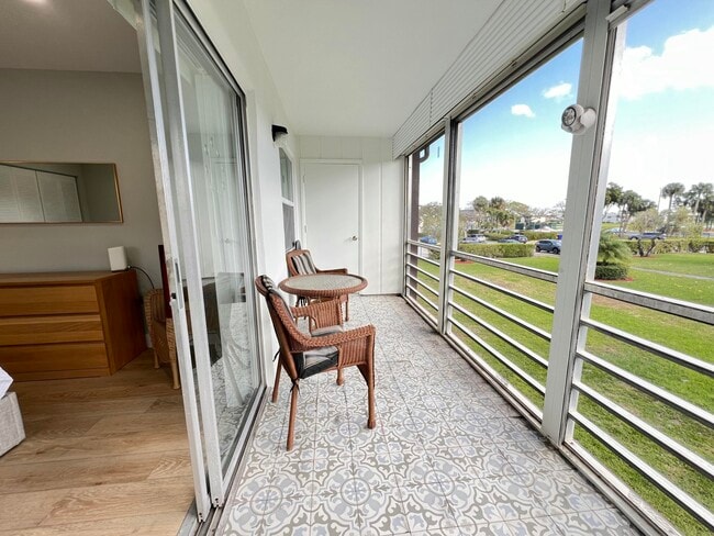 Building Photo - 698 Normandy Ln