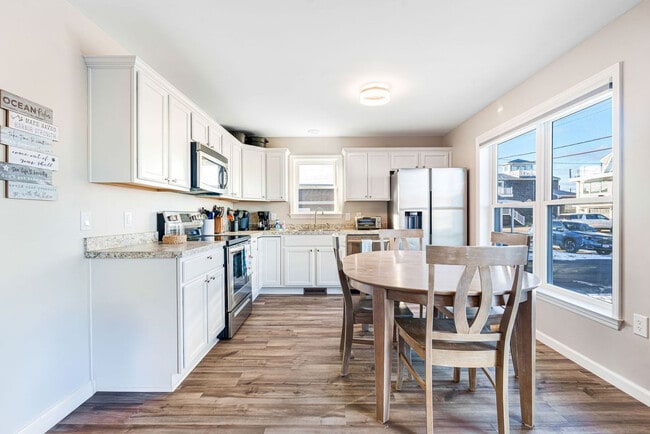 Building Photo - 12 Epping Ave