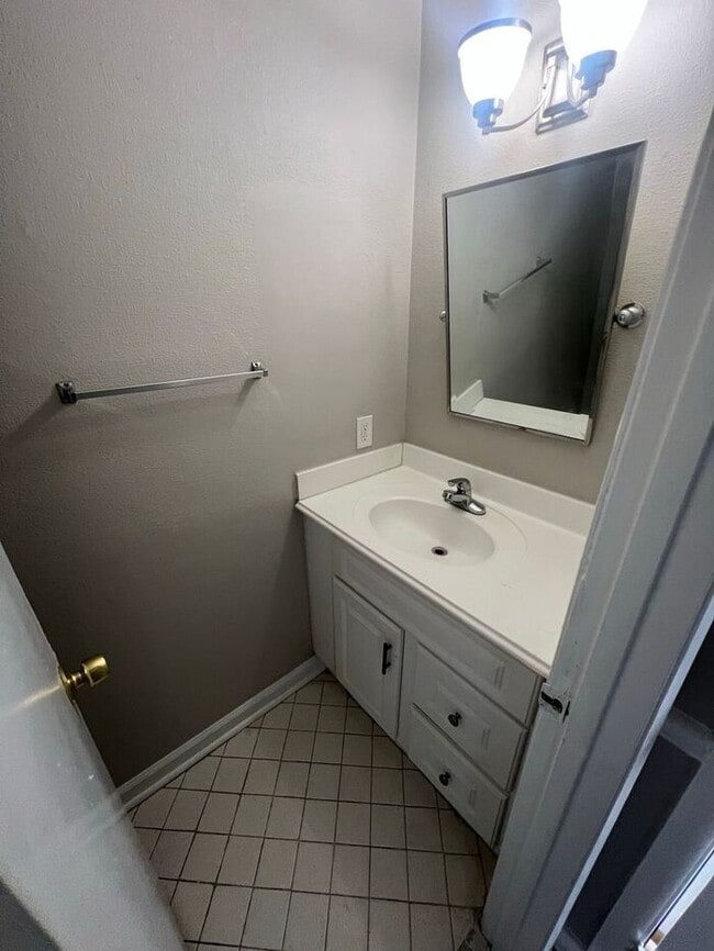 Building Photo - NOW READY!!! 3 bed 1.5 bath TOWNHOME!!