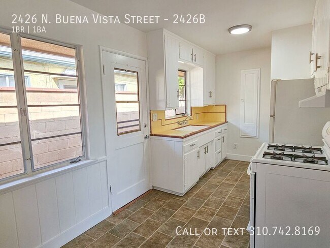 Building Photo - 2426 N Buena Vista St