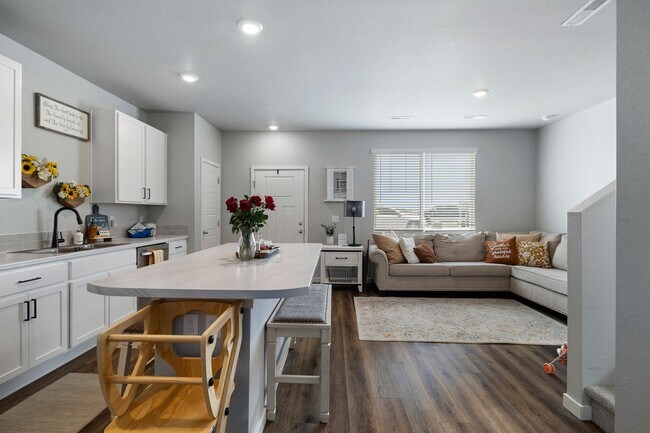 Building Photo - Beautiful 3-Bedroom Townhome with Park Views- Available July 25th!