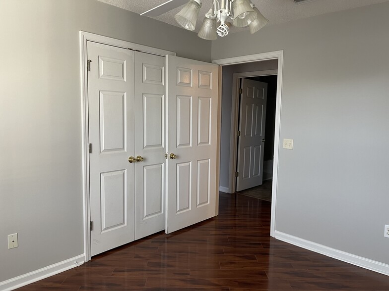 Building Photo - 105 Pelham Square Way