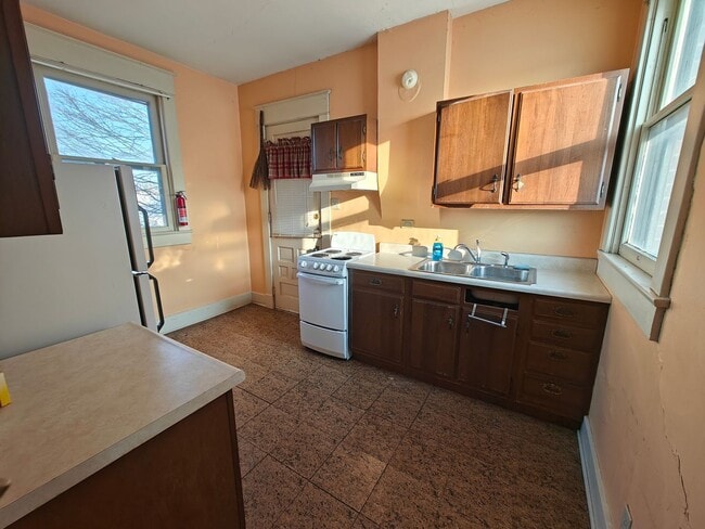 Building Photo - 28 W Franklin St