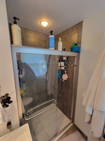 Master Bath - 555 Coventry Lane