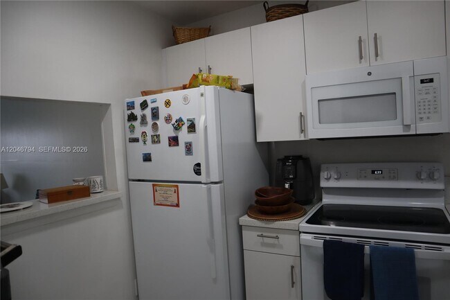 Building Photo - 3000 Sunrise Lakes Dr W