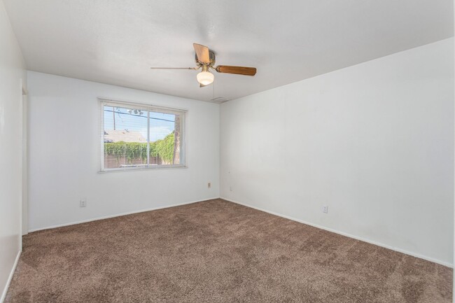 Building Photo - 4 BEDROOM, 2 BATH TEMPE HOME WITH SPACIOUS...